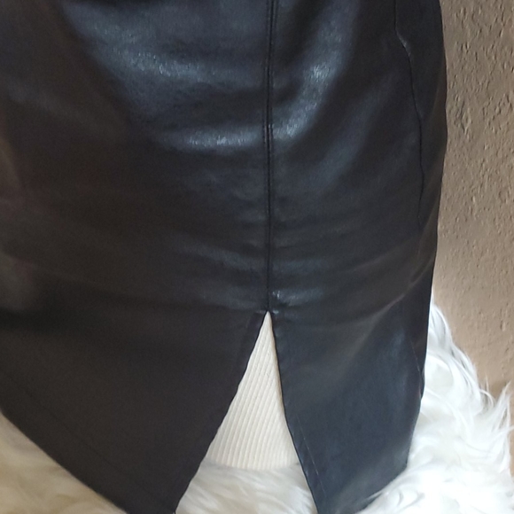 Pleather mini skirt with side slit - Picture 3 of 5